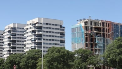 El grifo del crédito para construir vivienda se estanca mientras las hipotecas crecen a doble dígito