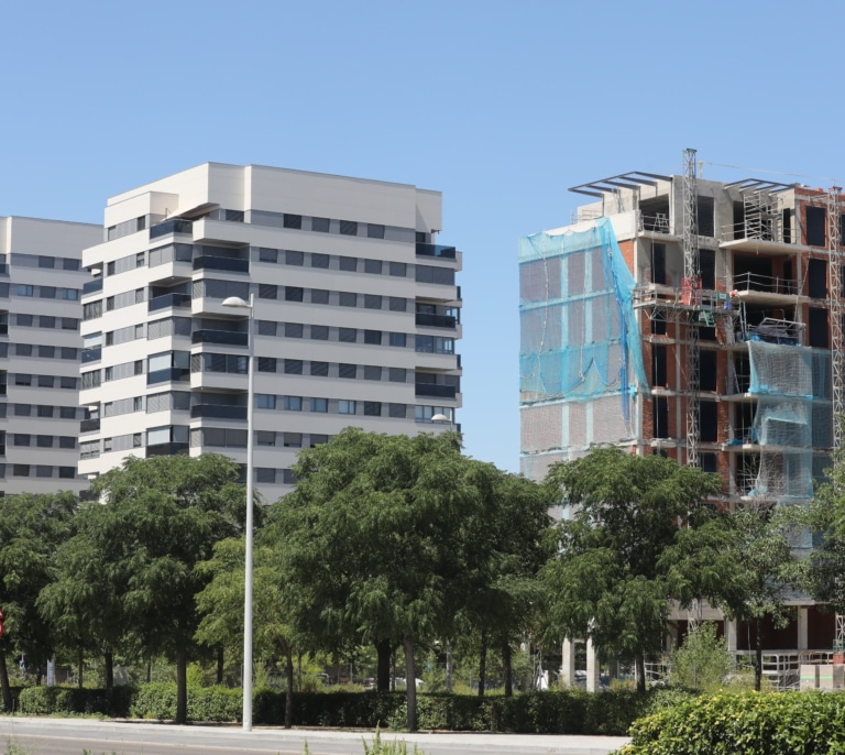 El grifo del crédito para construir vivienda se abre a cuentagotas mientras las hipotecas crecen a doble dígito