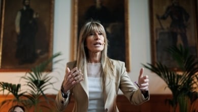El juez Peinado aparta a Manos Limpias de la causa contra Begoña Gómez por impago