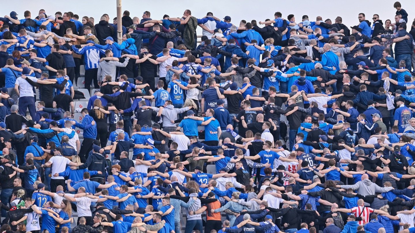 Los hinchas del Lech Poznan de espaldas al campo en el estadio de la Fiorentina