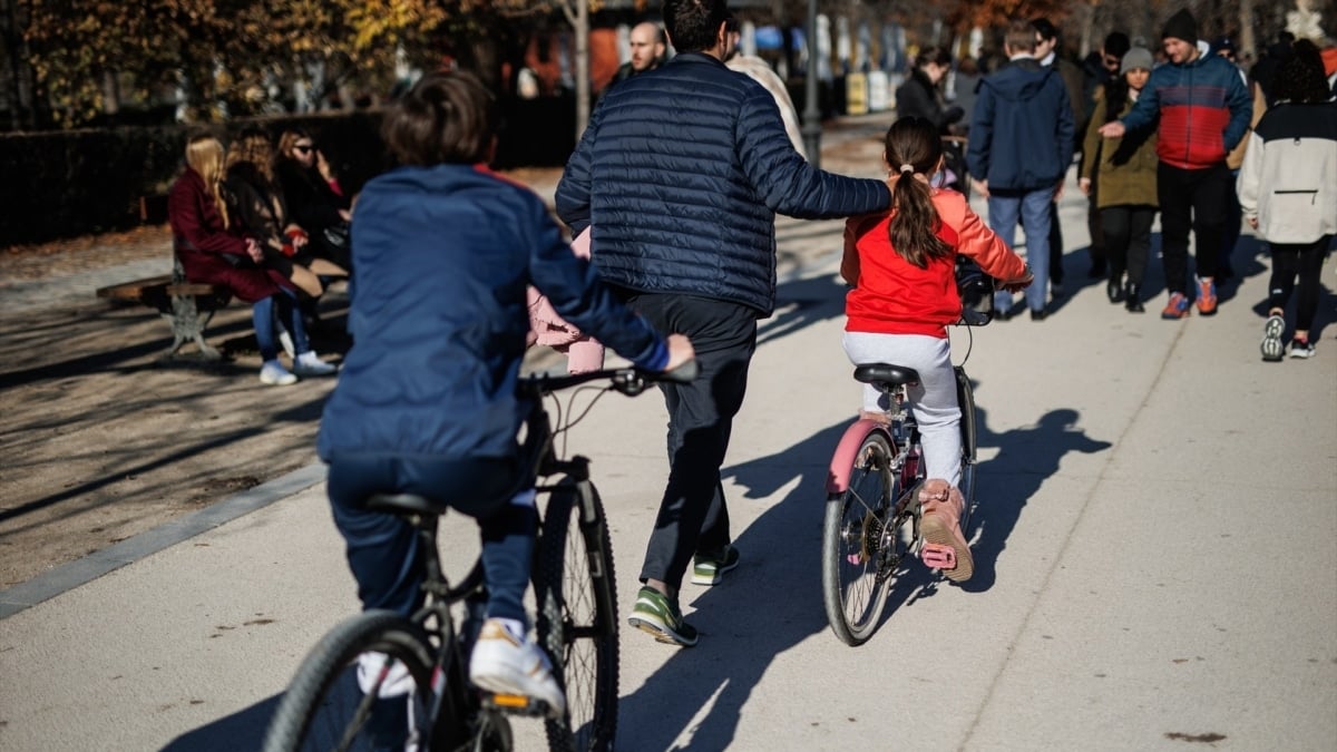 Jóvenes y mayores en el parque del Retiro de Madrid.