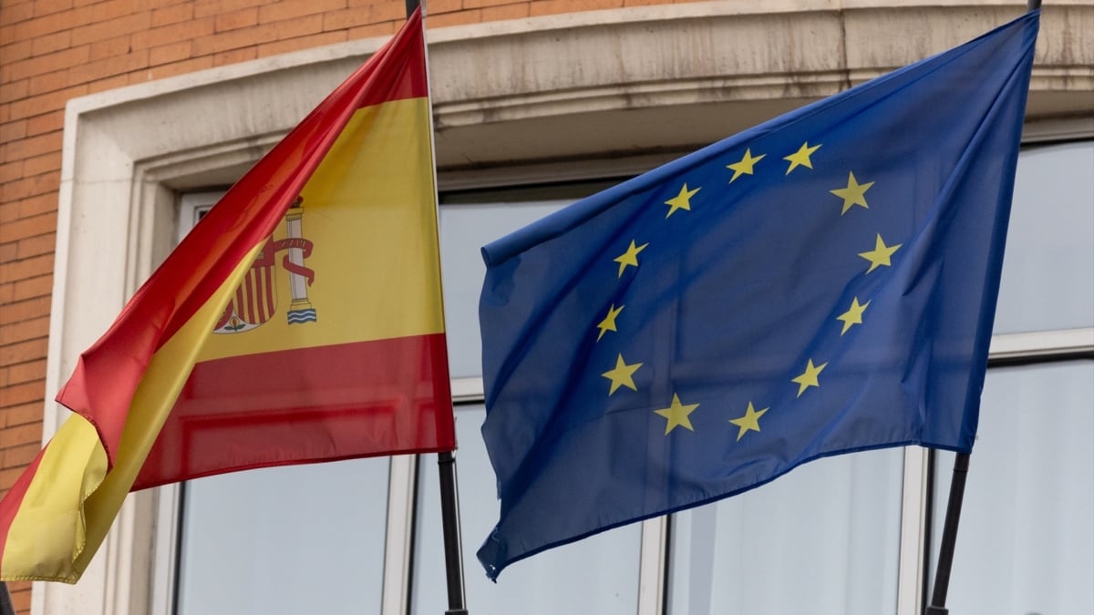 Bruselas mejora las previsiones del PIB y déficit de España