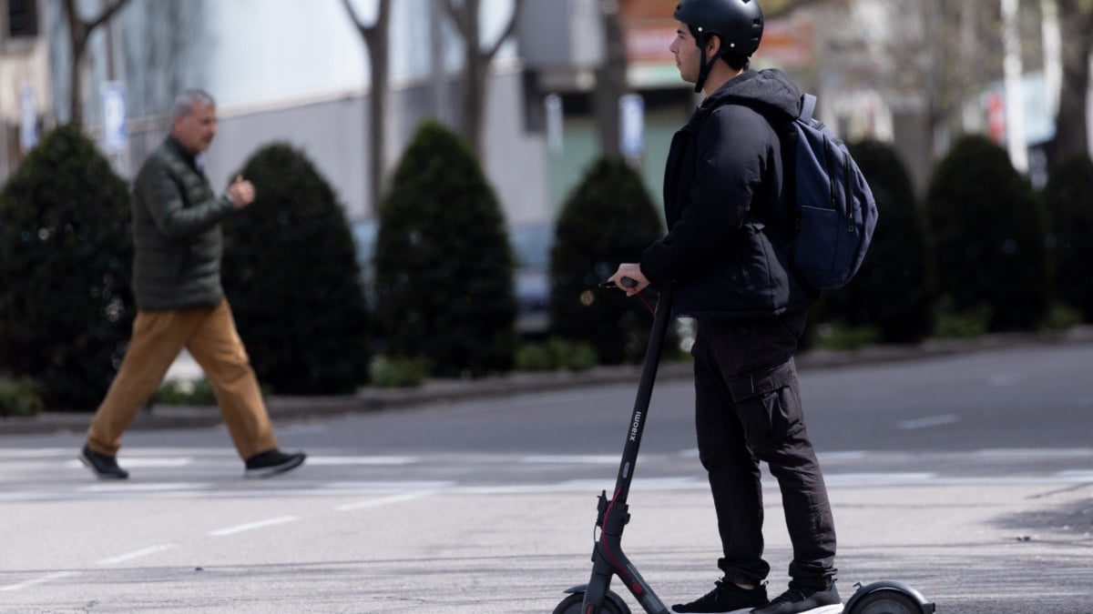 Un hombre montado en un patinete eléctrico.