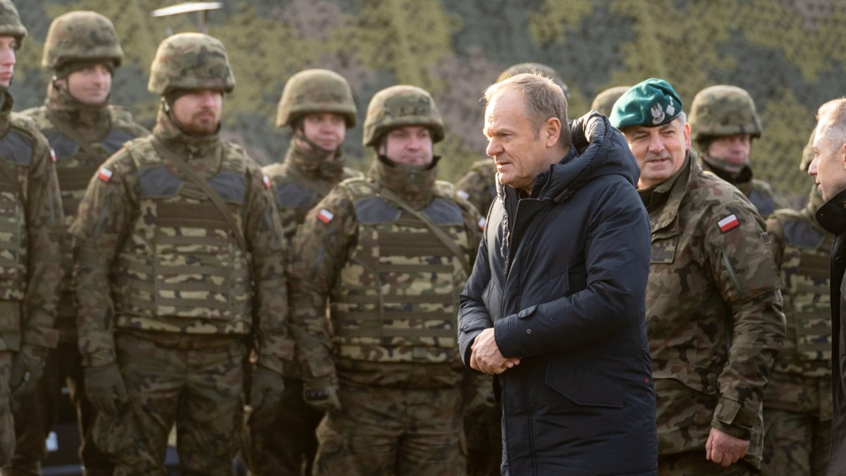 Donald Tusk, primer ministro polaco, con soldados polacos en el flanco oriental.