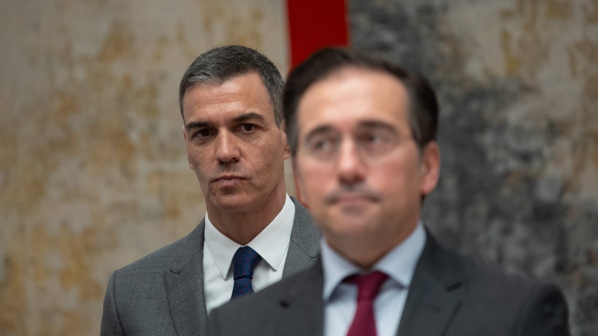 El presidente del Gobierno, Pedro Sánchez, en segundo plano, mira al ministro de Exteriores, José Manuel Albares, en Moncloa.