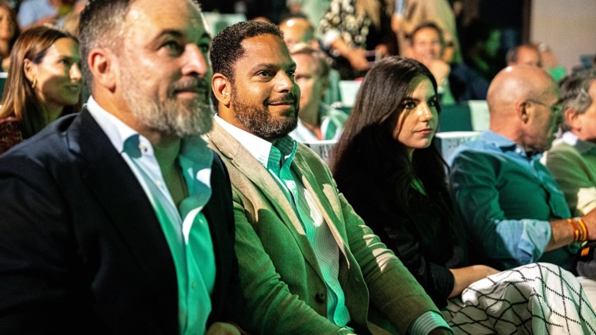 El presidente de Vox, Santiago Abascal, junto a su segundo, Ignacio Garriga (c), y la portavoz parlamentaria en el Congreso, Pepa Millán