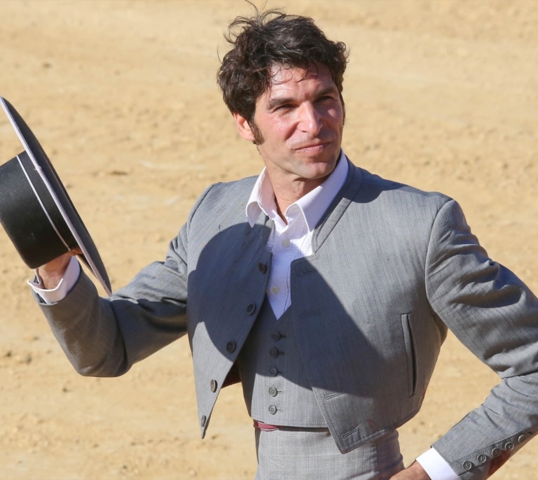 Cayetano Rivera sufre un grave accidente de tráfico en Sevilla tras perder el control de su furgoneta