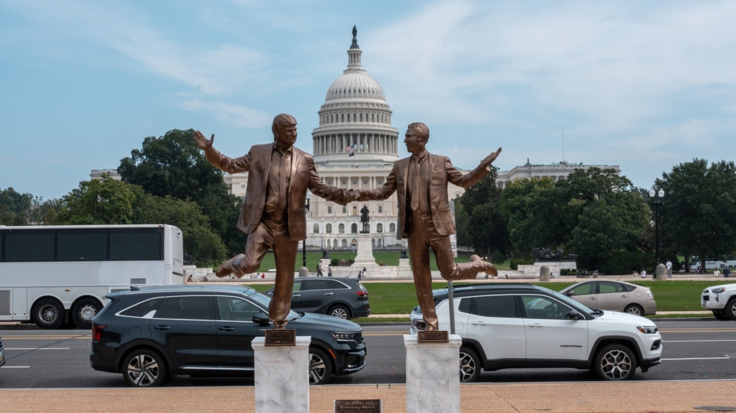 Una estatua sobre la amistad de Trump y Epstein y al fondo el Capitolio.