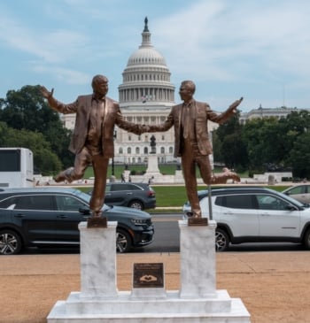 Sexo, poder y conspiraciones: por qué Trump acepta ahora que se revelen [...]