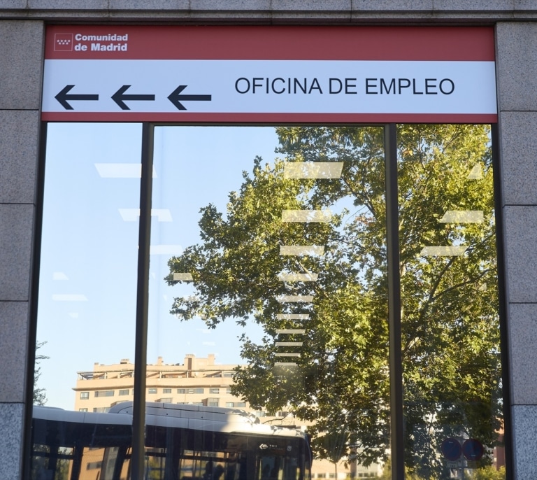 El paro sube tras el fin de la temporada estival pero sigue en mínimos de 2007