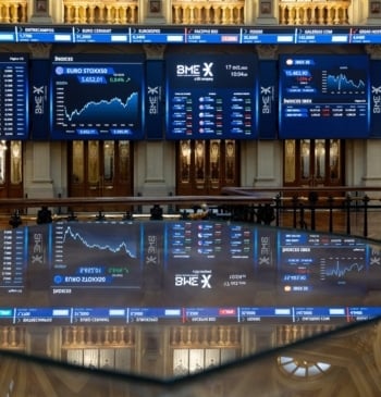 El Ibex 35 avanza un 1,8 % y marca un nuevo récord [...]