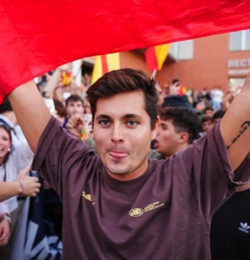 El PP intenta frenar el auge de Vox y 'ficha' para el [...]