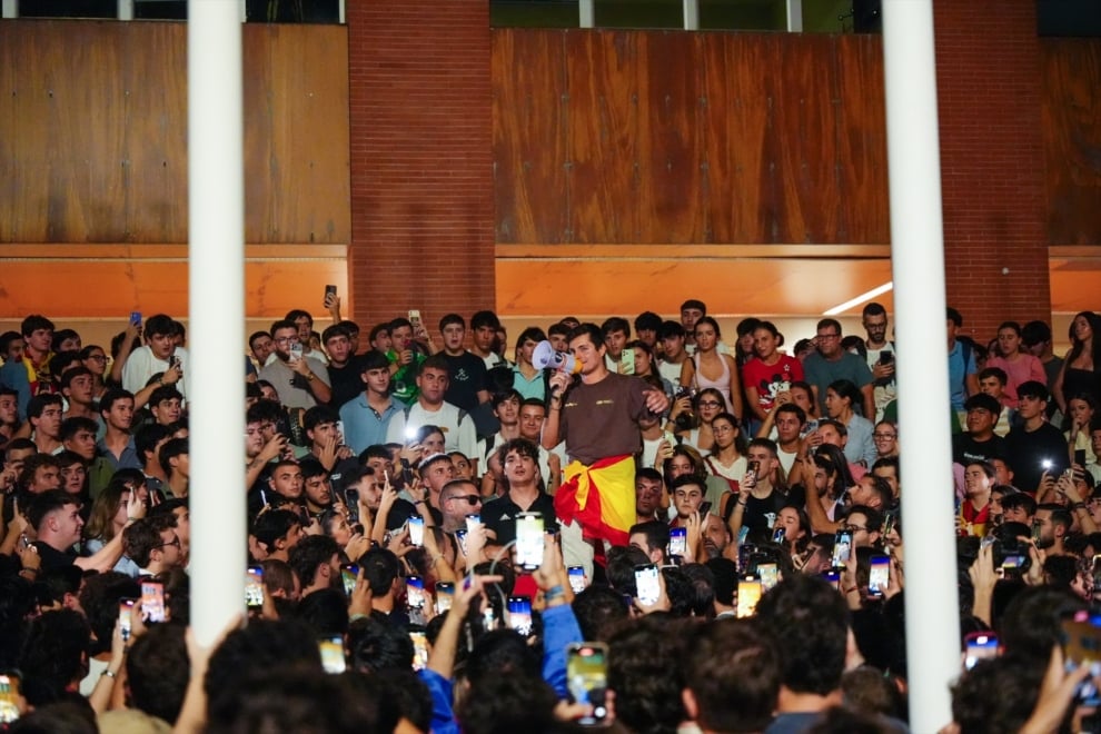 Vito Quiles entre una masa de estudiantes de Sevilla.