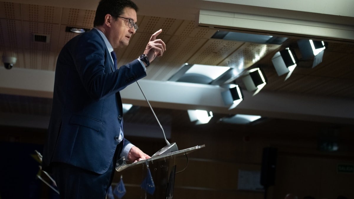 El Gobierno cambiará los topes para contratar más funcionarios y agilizará las oposiciones