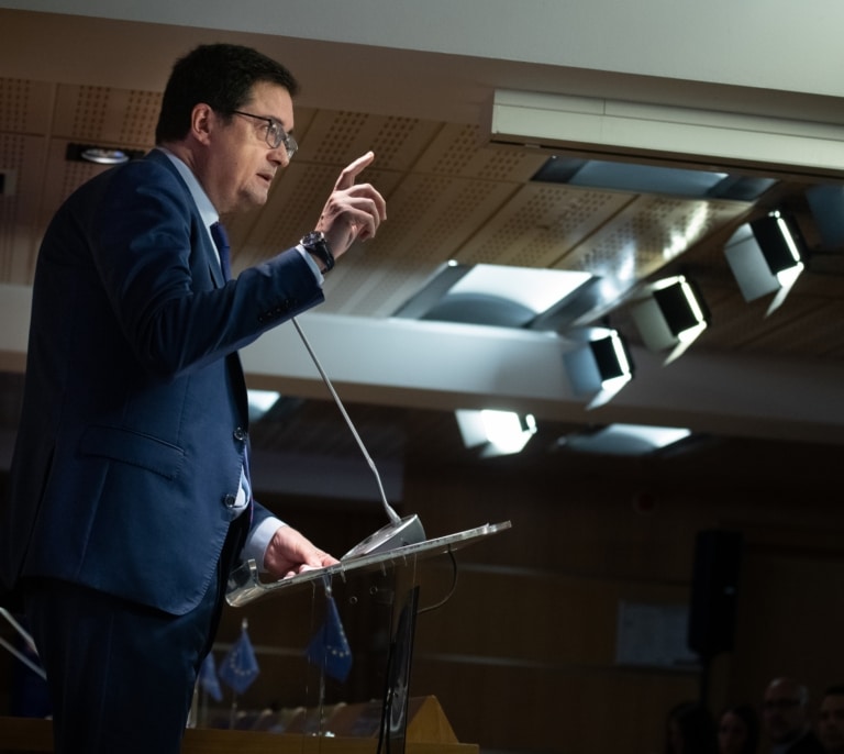 El Gobierno cambiará los topes para contratar más funcionarios y agilizará las oposiciones