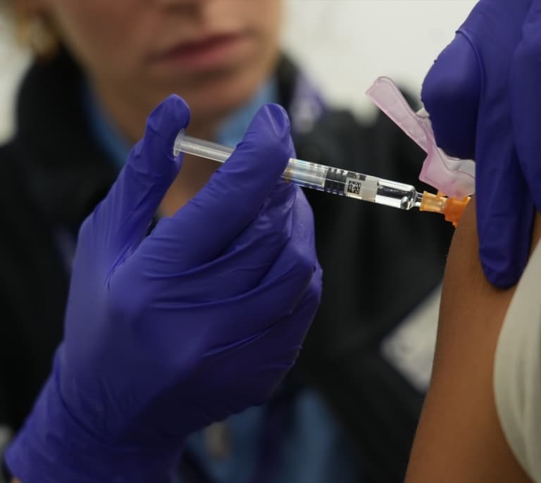 Ojo a la gripe que llega con fuerza en noviembre (sobre todo a los niños)