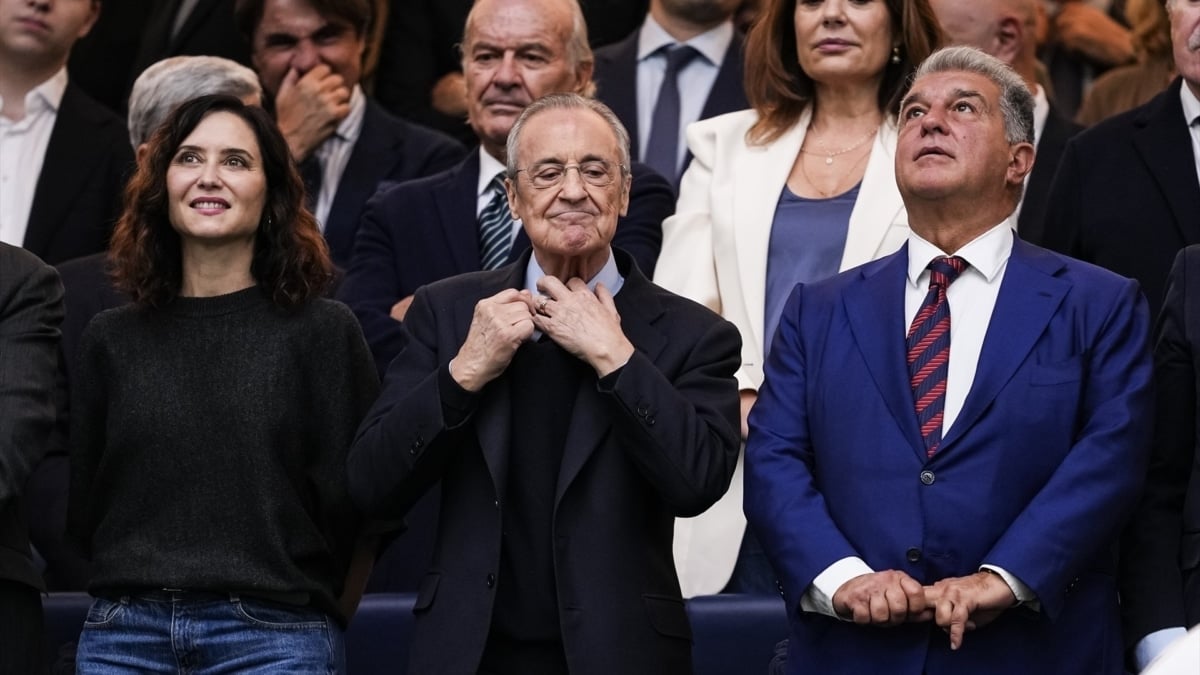 Florentino Perez flanqueado por Isabel Díaz Ayuso y Joan Laporta en el último Clásico.