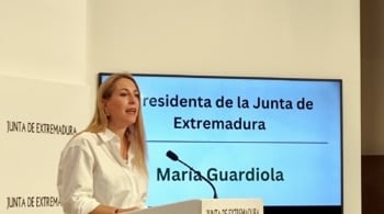 Temor a que la negociación en Valencia dañe la campaña anti-Vox de Guardiola en Extremadura