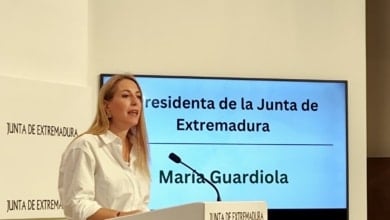 Temor a que la negociación en Valencia dañe la campaña anti-Vox de Guardiola en Extremadura