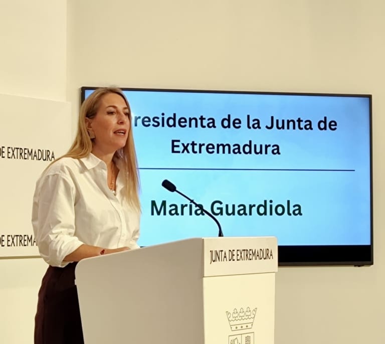 Temor a que la negociación en Valencia dañe la campaña anti-Vox de Guardiola en Extremadura