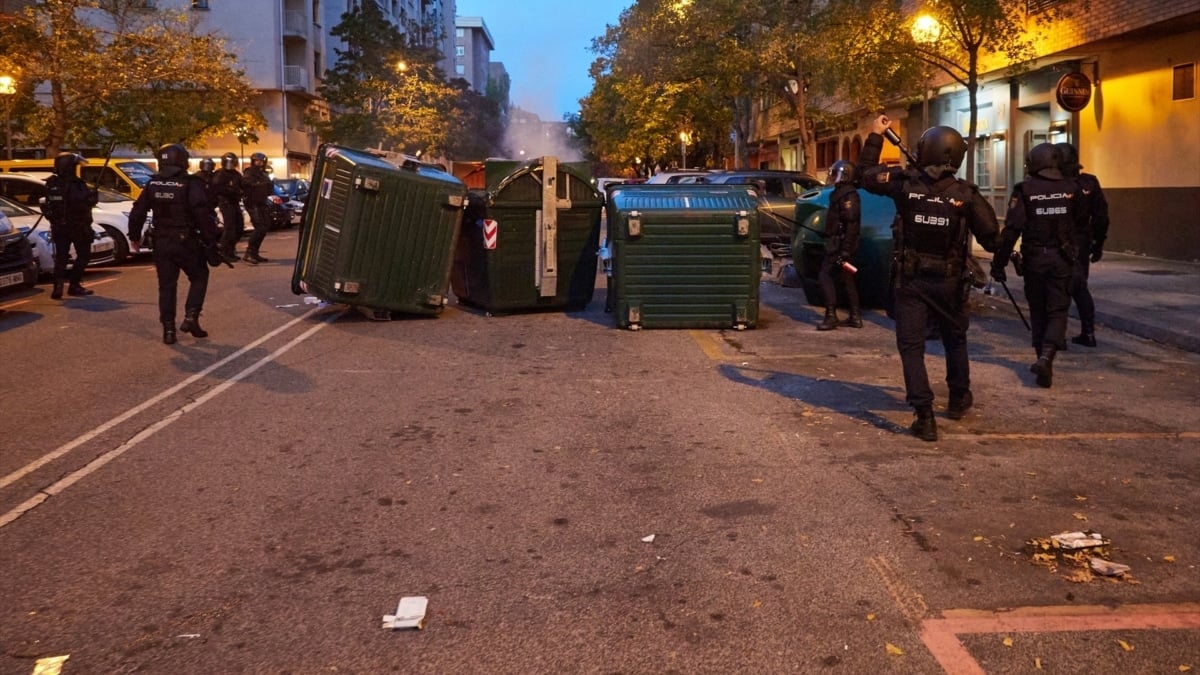 Detenidos cuatro jóvenes por los disturbios del acto de Vito Quiles en la Universidad de Navarra