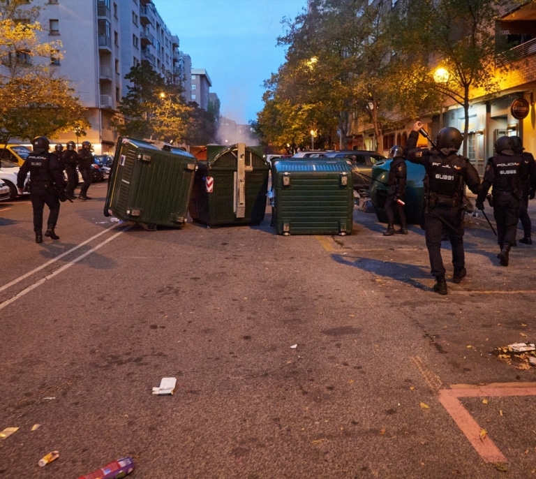Detenidos cuatro jóvenes por los disturbios del acto de Vito Quiles en la Universidad de Navarra