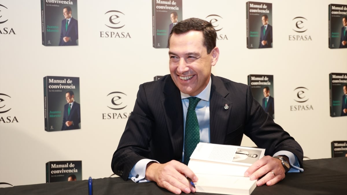 Juanma Moreno, durante la presentación de su libro en Sevilla.
