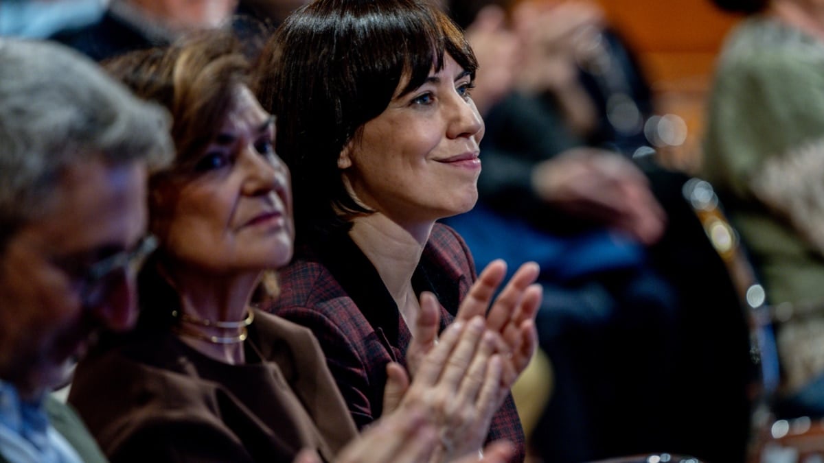 La ministra de Ciencia y secretaria general del PSPV, Diana Morant (d), junto a la presidenta del Consejo de Estado, Carmen Calvo (i), en la presentación del libro 'Lágrimas de barro', sobre la dana de Valencia, el pasado 4 de noviembre de 2025 en Madrid.
