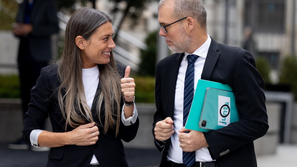 La portavoz de Junts en el Congreso, Miriam Nogueras, y el diputado de Junts Josep Maria Cruset a su llegada a una rueda de prensa para valorar la legislatura, en el Congreso de los Diputados, a 6 de noviembre de 2025, en Madrid (España). Nogueras ha formalizado este jueves la ruptura con el Gobierno que anunció la pasada semana y lo ha hecho anunciando enmiendas a la totalidad de todas las leyes que presente el Ejecutivo, su voto en contra en las que ya están en tramitación y su negativa a apoyar unos hipotéticos Presupuestos para 2026. Eduardo Parra / Europa Press 06/11/2025