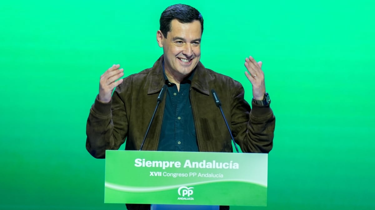 El presidente de la Junta de Andalucía, Juanma Moreno interviene durante el congreso del PP-A.