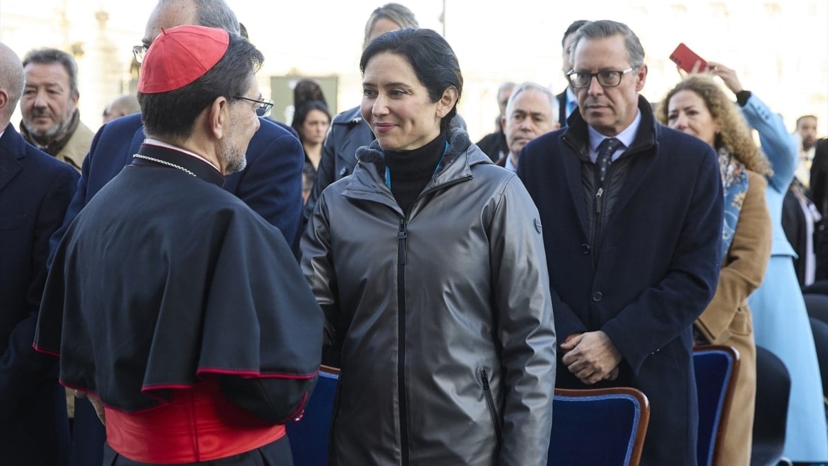 Ayuso abandona en ambulancia la misa de la Almudena por una leve indisposición