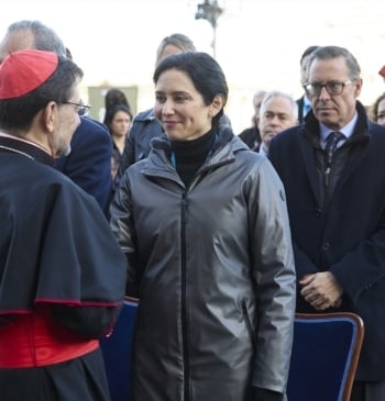 Ayuso abandona en ambulancia la misa de la Almudena por una leve [...]