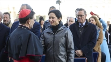 Ayuso abandona en ambulancia la misa de la Almudena por una leve indisposición