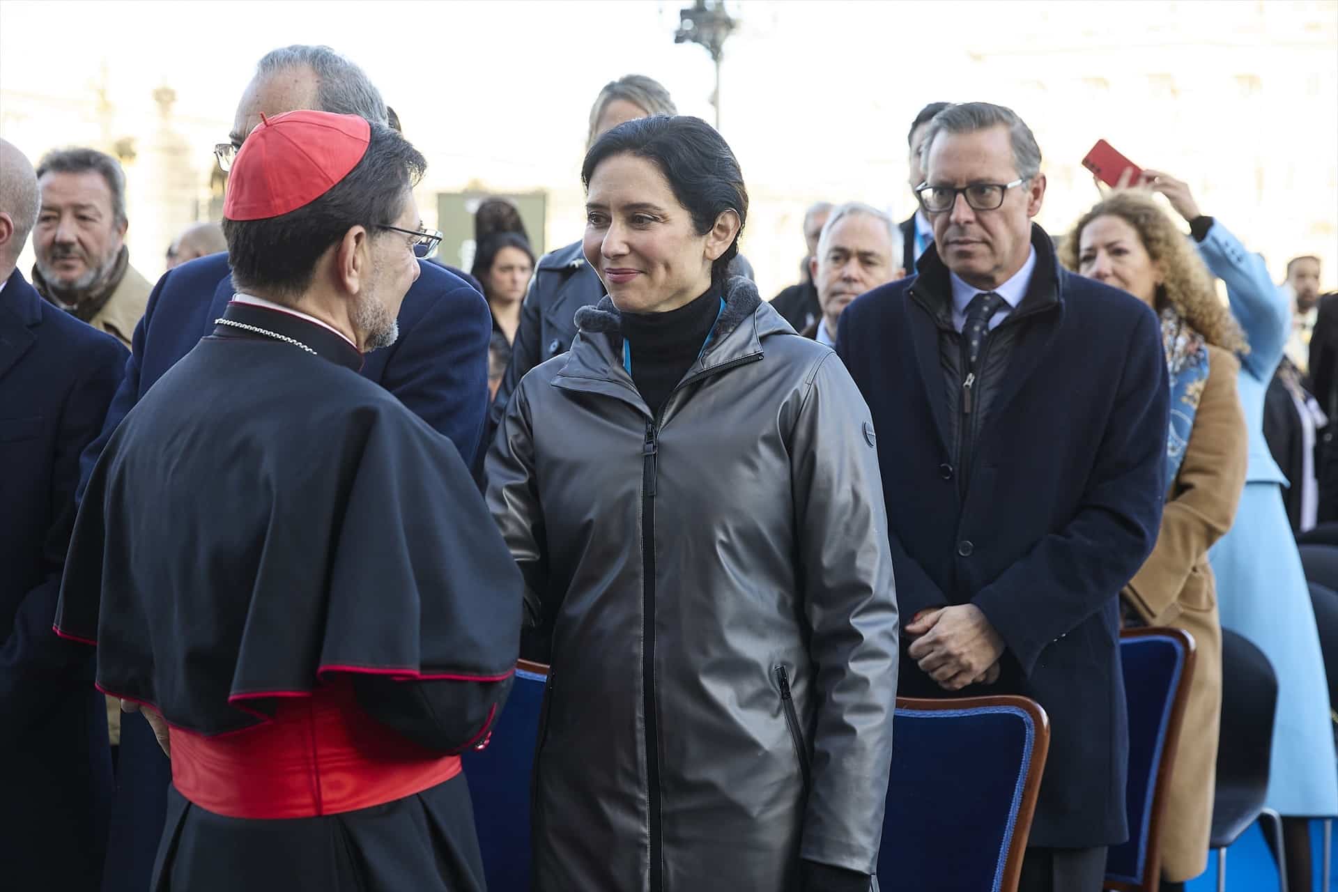 Ayuso abandona en ambulancia la misa de la Almudena por una leve  indisposición