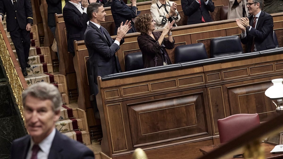 El presidente del Gobierno, Pedro Sánchez, y la vicepresidenta primera y ministra de Hacienda, María Jesús Montero, celebran la votación durante una sesión plenaria en el Congreso de los Diputados, a 13 de noviembre de 2025, en Madrid (España). Hoy el pleno del Congreso debate y vota las enmiendas del Senado sobre la ley de movilidad sostenible entre las que se incluye la enmienda que pospone el cierre definitivo de las centrales nucleares de Almaraz (Cáceres), Ascó I (Tarragona) y Cofrentes (Valencia). Además se votará la ley que regula los servicios de atención al cliente que obliga a prestar el servicio en las lenguas cooficiales en las comunidades donde existan. Jesús Hellín / Europa Press 13/11/2025