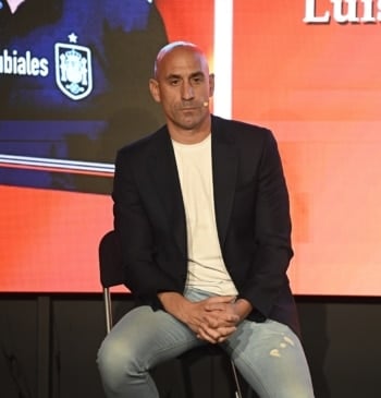 ¿Montaje o realidad? Qué sucedió realmente con Luis Rubiales en la presentación [...]