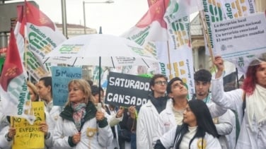 Mónica García llevará a Ayuso a los tribunales mientras los médicos claman contra la ministra: "¡Mónica, petarda, haz tú la guardia!"