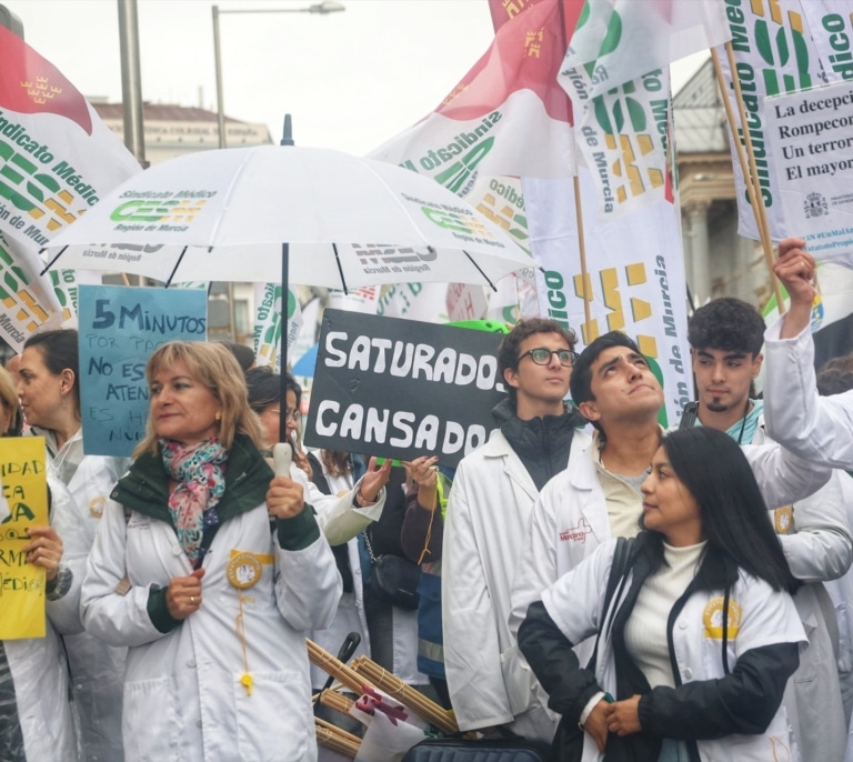 Mónica García llevará a Ayuso a los tribunales mientras los médicos claman contra la ministra: "¡Mónica, petarda, haz tú la guardia!"