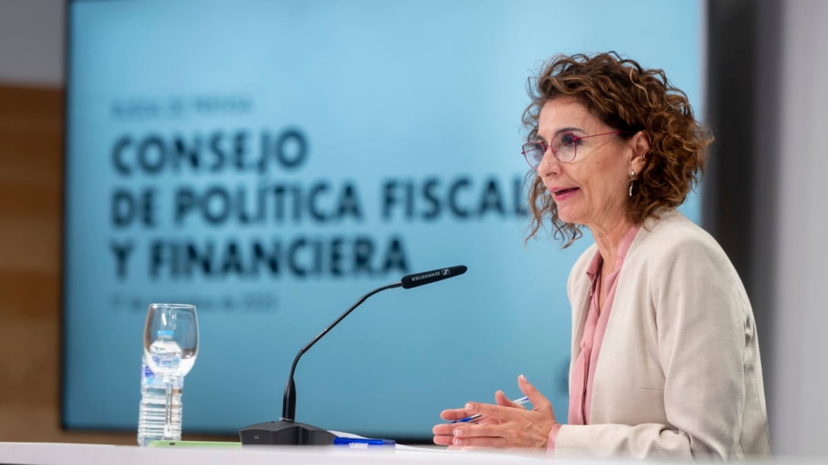 La vicepresidenta primera y ministra de Hacienda, María Jesús Montero, durante una rueda de prensa tras la reunión del Consejo de Política Fiscal y Financiera (CPFF), en el Ministerio de Hacienda, a 17 de noviembre de 2025, en Madrid (España). Durante la reunión se prevé que el Ministerio de Hacienda traslade a las Comunidades Autónomas cuáles son los objetivos de déficit y deuda de cara a 2026. Alberto Ortega / Europa Press 17/11/2025