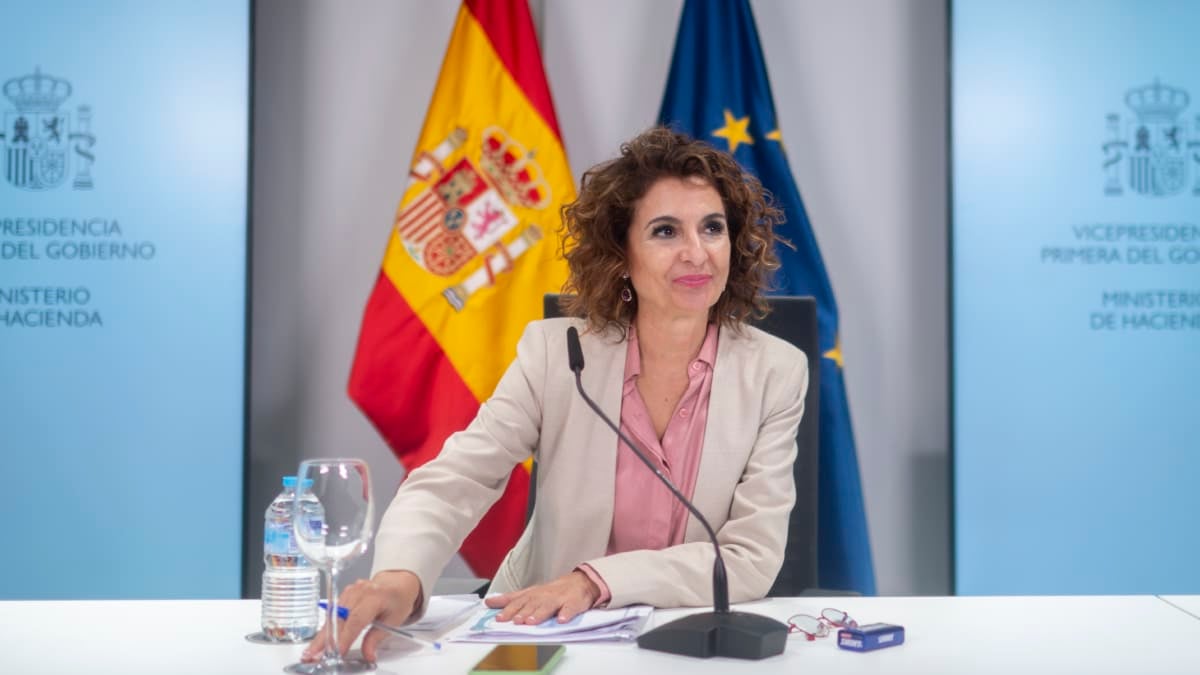 Montero baraja ceder más IRPF a las comunidades autónomas en su reforma de la financiación