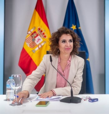 Montero baraja ceder más IRPF a las comunidades autónomas en su reforma [...]