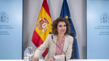 Montero baraja ceder más IRPF a las comunidades autónomas en su reforma de la financiación