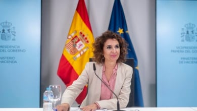 Montero baraja ceder más IRPF a las comunidades autónomas en su reforma de la financiación