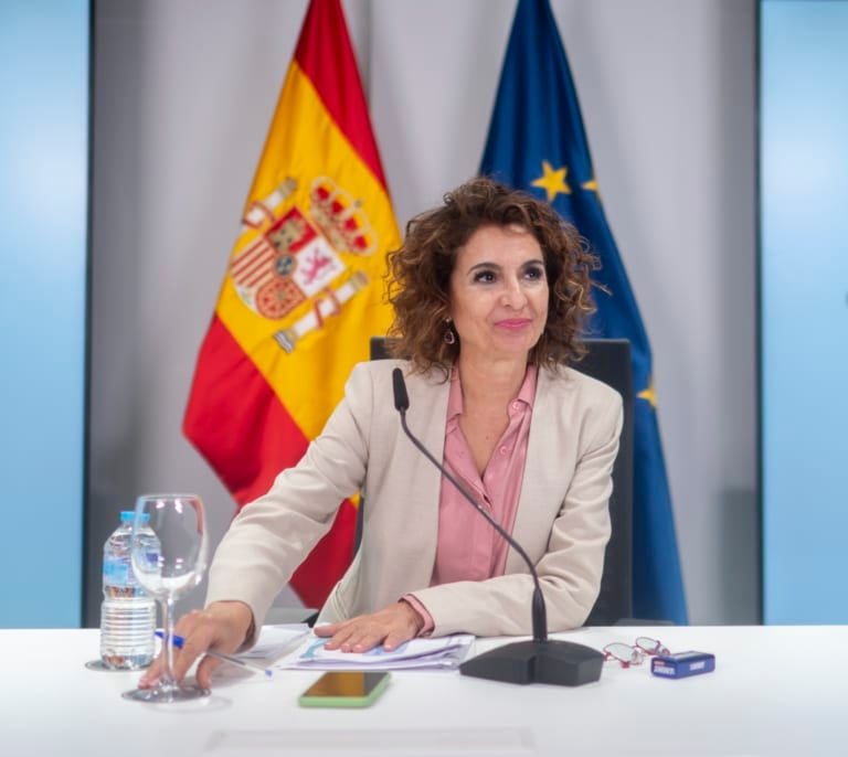 Montero baraja ceder más IRPF a las comunidades autónomas en su reforma de la financiación