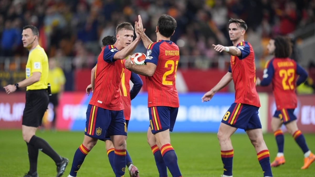 Mikel Oyarzabal, Dani Olmo y Fabián en el último partido de la selección española