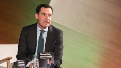 Juanma Moreno defiende la "rápida" actuación del PP tras las detenciones en Almería frente a "rivales" como el PSOE