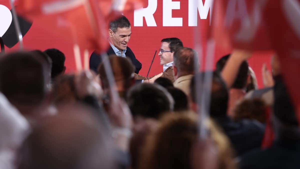 El secretario general del PSOE y presidente del Gobierno, Pedro Sánchez (i) y el secretario general del PSOE de Extremadura y candidato a la Presidencia de la Junta, Miguel Ángel Gallardo (d), durante el primer acto de la precampaña extremeña, en el hotel Las Lomas, a 19 de noviembre de 2025, en Mérida, Badajoz, Extremadura (España). Este acto político, que debía haberse celebrado hace dos semanas pero que fue suspendido por las intensas lluvias registradas, es el primero de los programados por Pedro Sánchez para arropar a Gallardo. Jorge Armestar / Europa Press 19 NOVIEMBRE 2025;PRECAMPAÑA;ELECCIONES EXTREMEÑAS;EXTREMEÑOS;PSOE;SOCIALISTAS; 19/11/2025