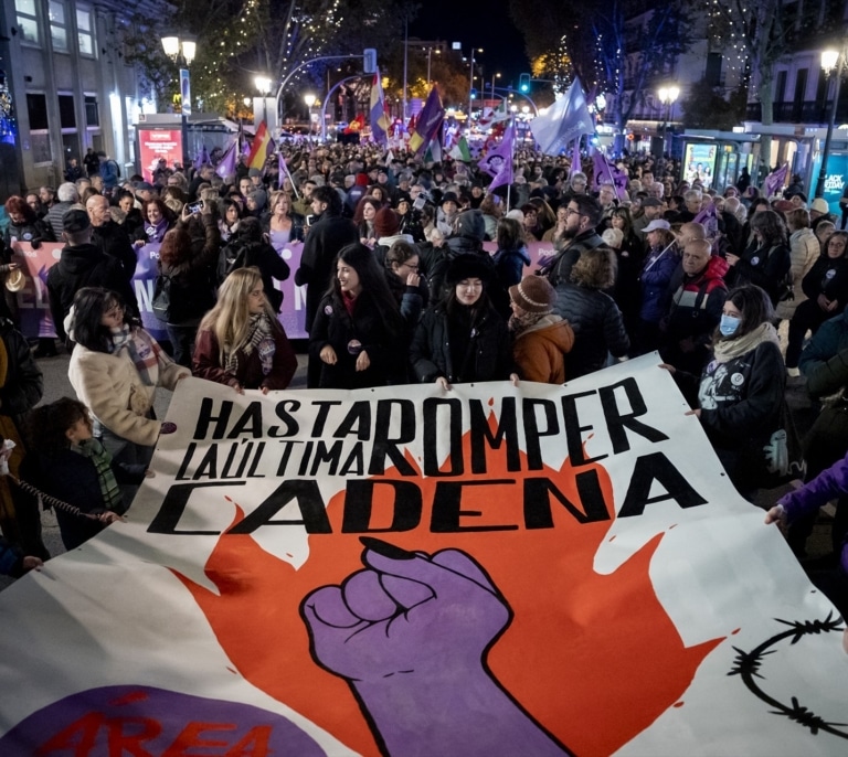 Miles de personas salen a las calles en España por el 25N para denunciar la violencia machista