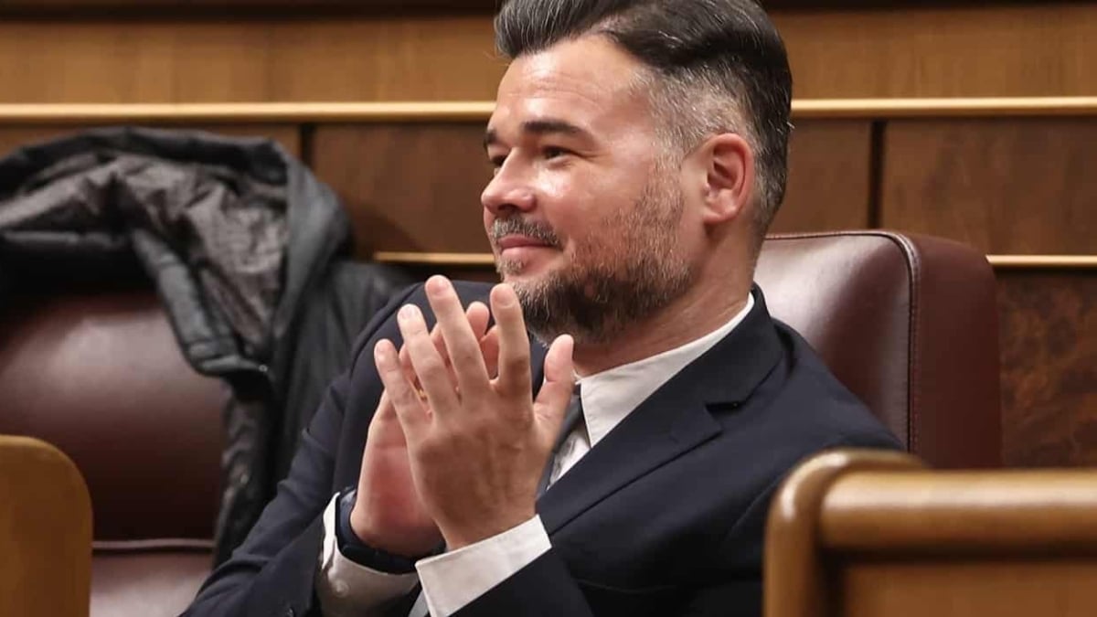 Gabriel Rufián aplaude desde su escaño en el Congreso.