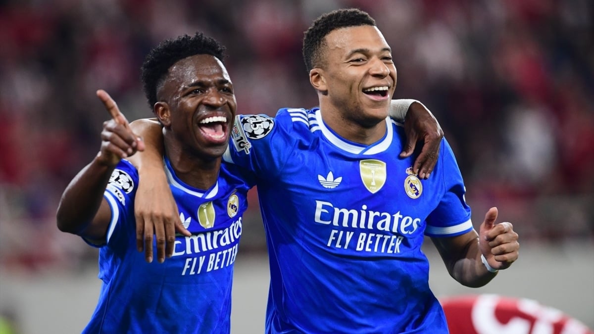 Kylian Mbappé celebrando un gol ayer con Vinicius Jr